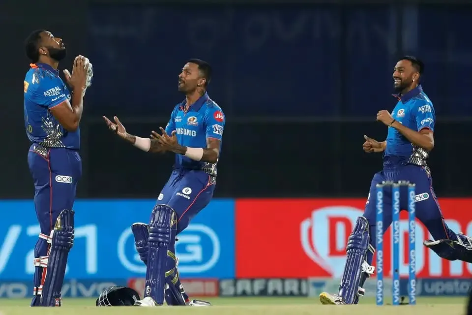 IPL: The Pandya brothers run to congratulate Kieron Pollard on taking Mumbai home | Sportz Point