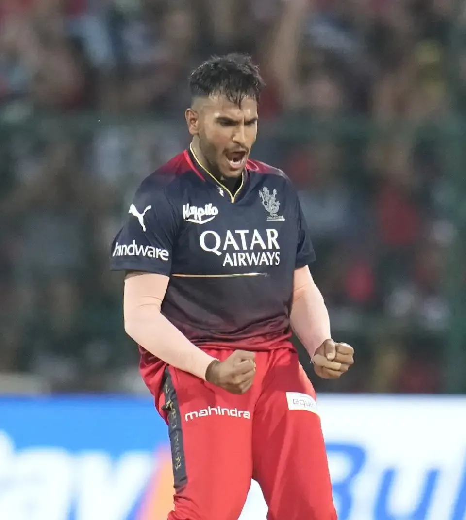 RCB vs DC: Vijaykumar Vyshak picked up three wickets on his IPL debut | Sportz Point