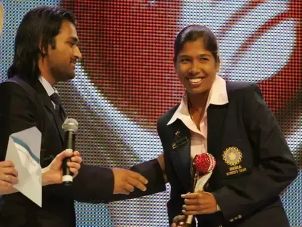 Jhulan Goswami with the 2007 ICC Women's Cricketer of the year award | Sportz Point
