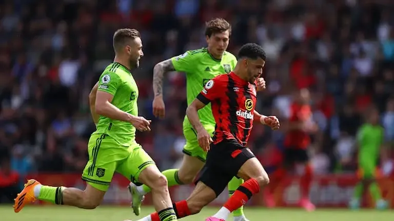 Bournemouth vs Man United: Solanke in action against Shaw and Lindelof | Sportz Point