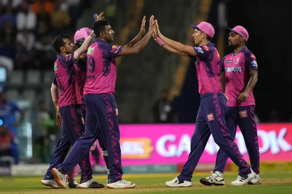 R Ashwin celebrated with team-mates after breaking the partnership | Sportz Point
