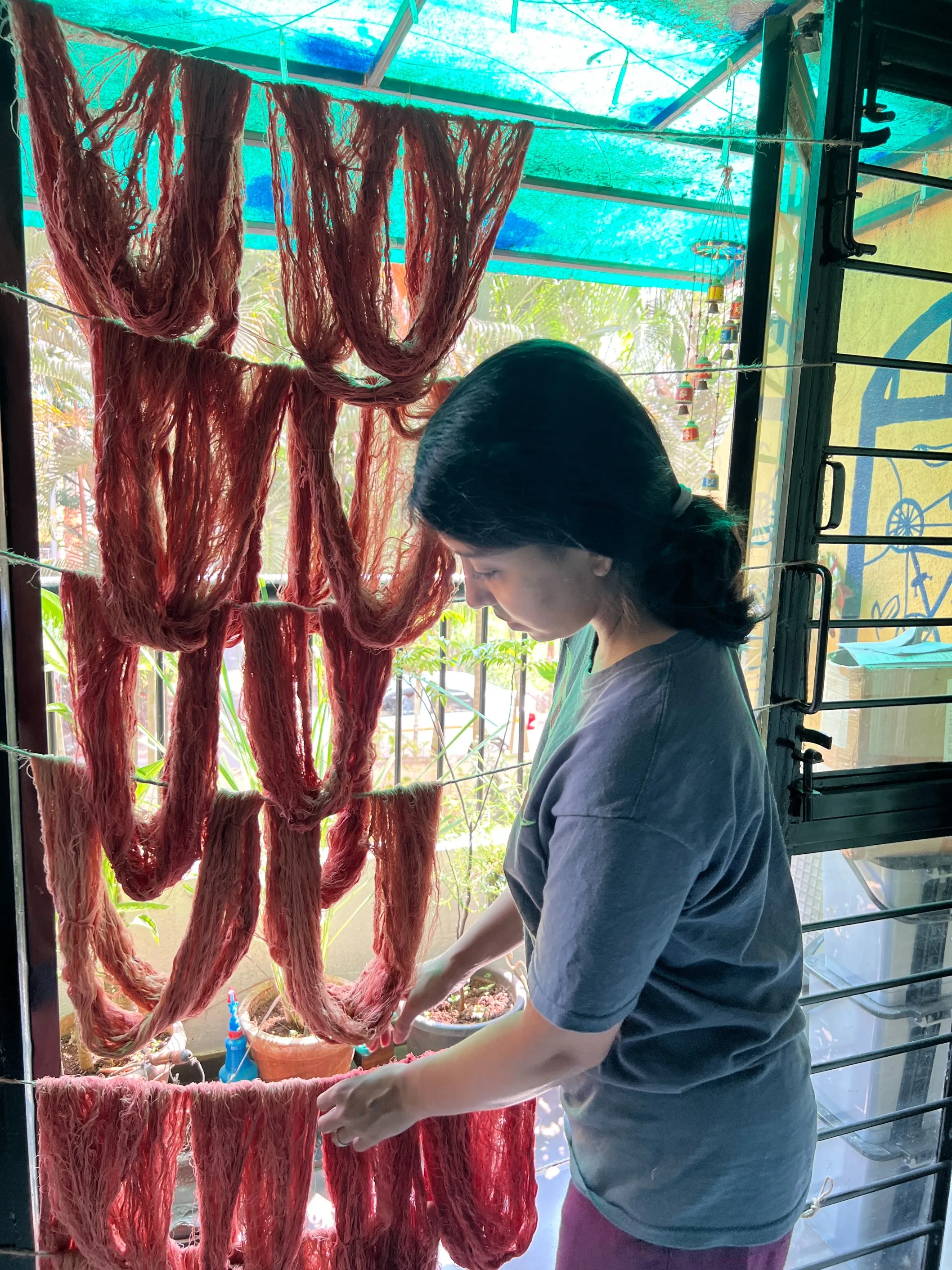 Hand-dyeing yarns in plant-colours at Jiwya