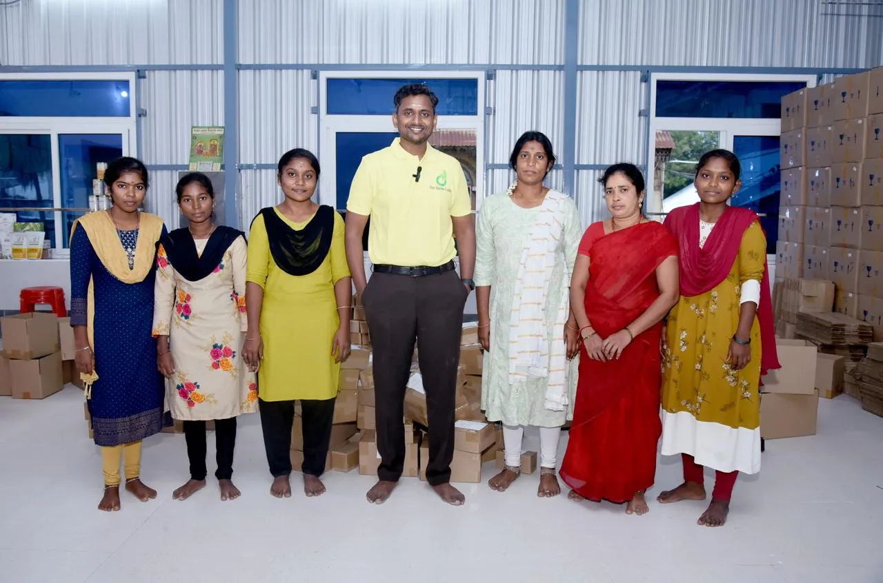 Kiru Maikkapillai with employee