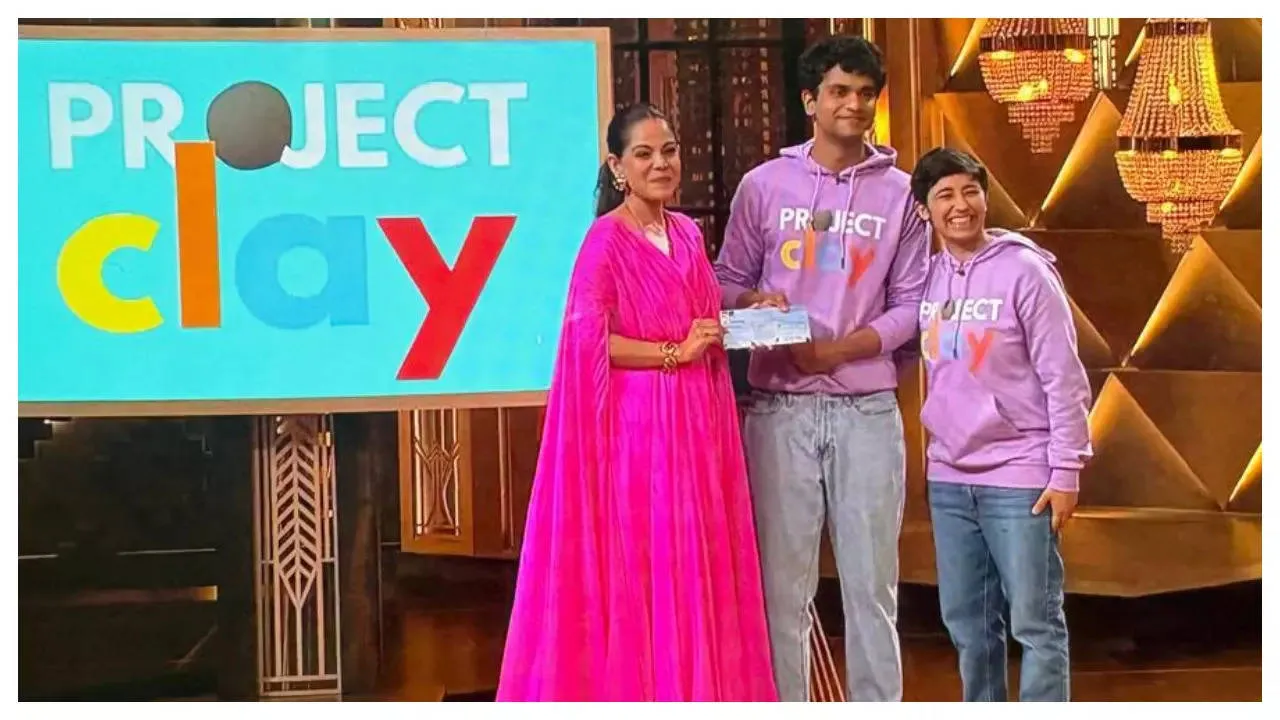 Shark Tank Season 4: 19-year-old entrepreneur Dyumna Madan impresses Sharks  with her confident pitch; Vinita Singh calls her a 'patakha' - The Times of  India