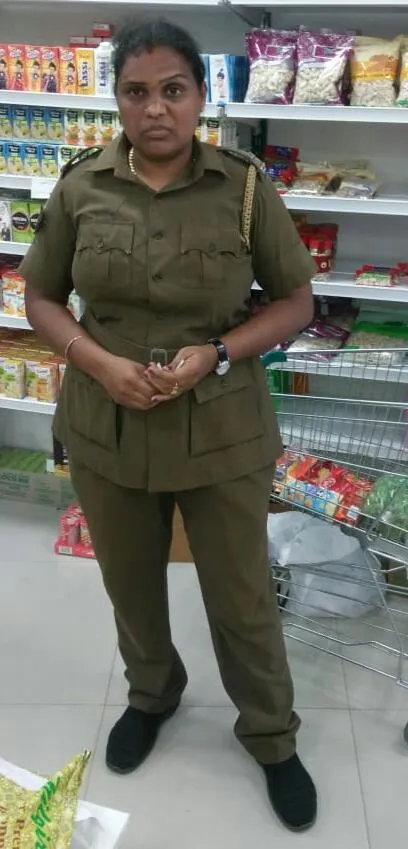 lady police steal in supermarket