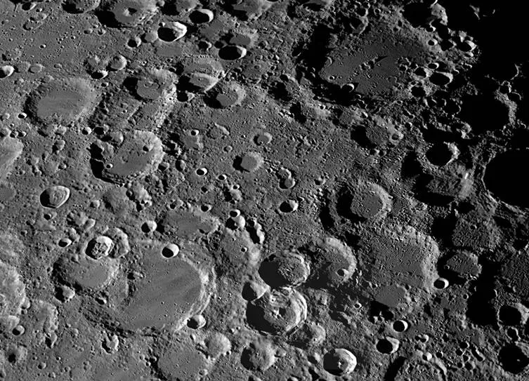 Chandrayaan 2 photographed lunar craters