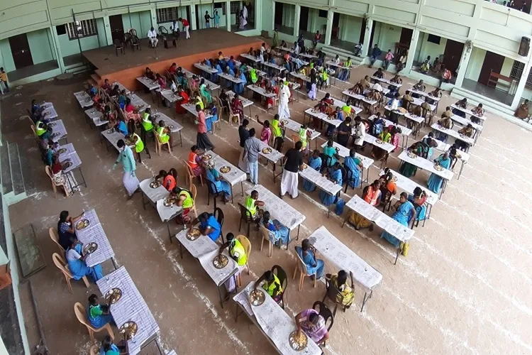 Sheik Dawood Maraikayar provide briyani to cleaning workers in Nagapattinam