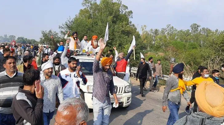 ‘Delhi Chalo’ against farm laws: Farmers cross barricades, water jets; Tomar, Rajnath offer talks