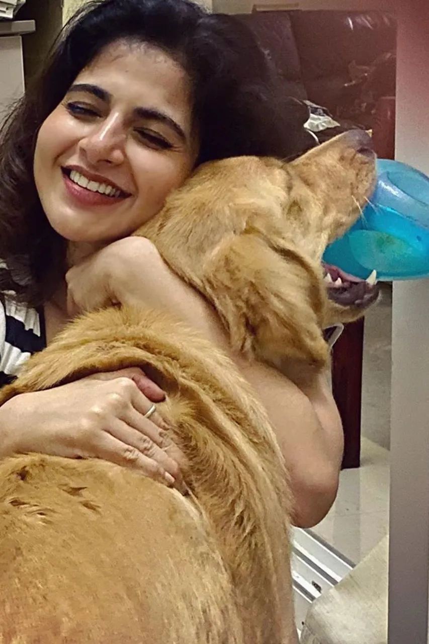 iswarya menon with pet dog