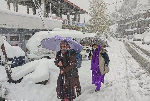 Snowfall drapes Himachal Pradesh’s Keylong in white blanket