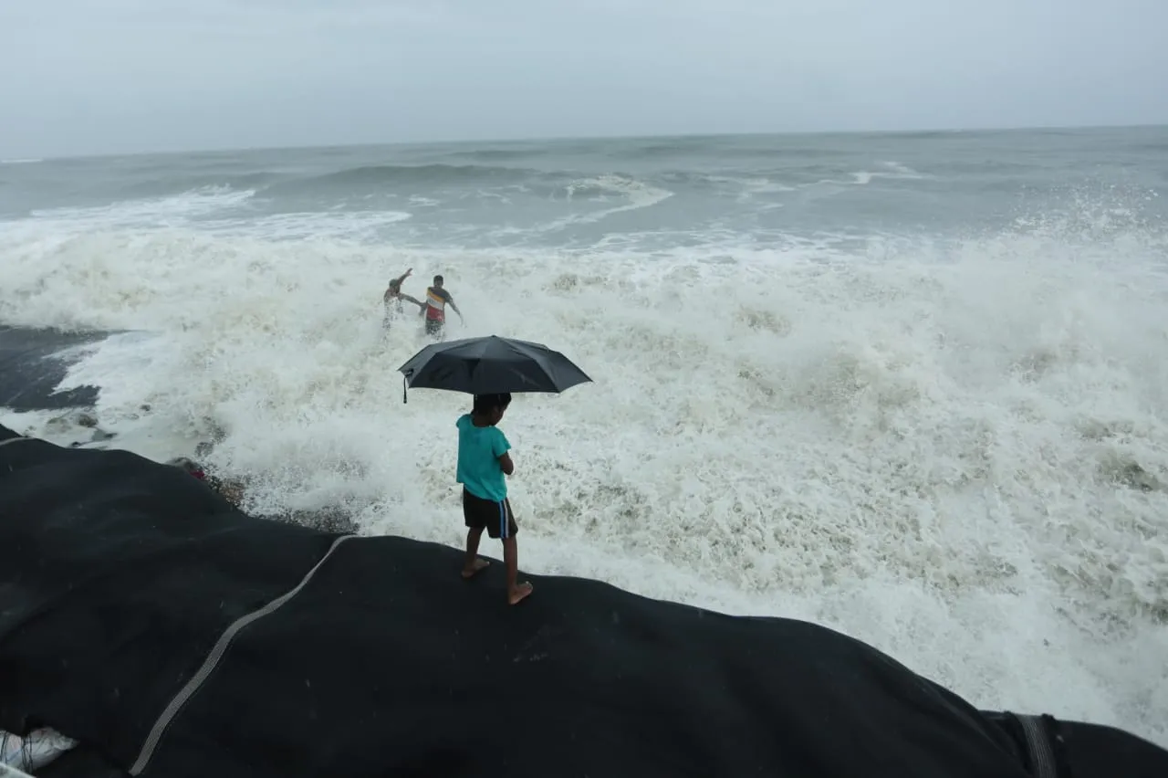 Trending Viral Photos of Sea incursion in Chellanam, Ernakulam, Kerala