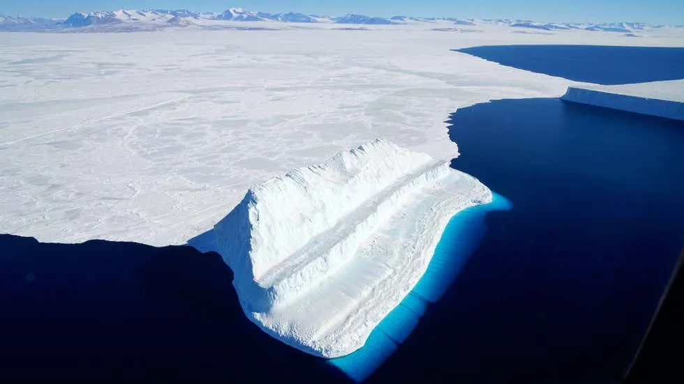 Viral trending images of world's largest iceberg A-76 that floats in Weddell sea Antarctica 