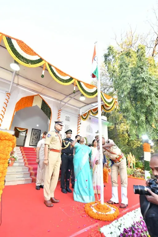 தேசிய கொடி ஏற்றி மரியாதை செலுத்திய ஆளுனர் தமிழிசை சௌந்தரராஜன்