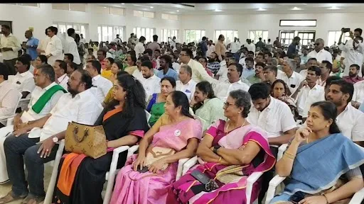 கோயம்புத்தூரில் மக்கள் நீதி மய்யம் கட்சி நிர்வாகிகளுடன் கமல்ஹாசன் ஆலோசனை நடத்தினார்.