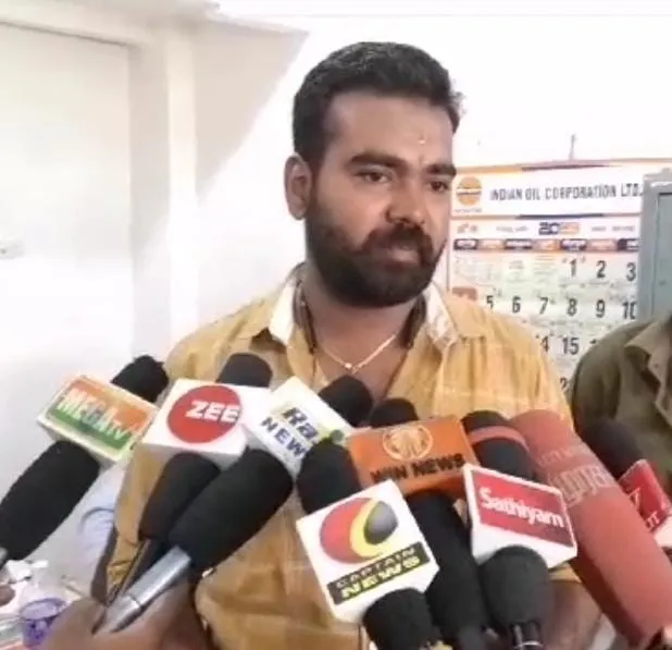 மேனேஜர் ரகு<br />
