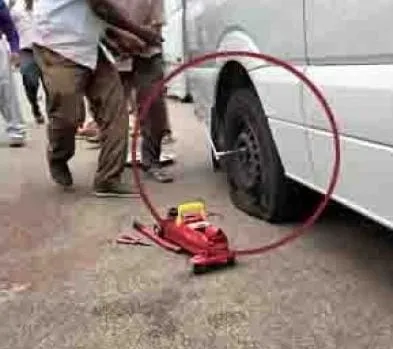 மு க ஸ்டாலின் சென்ற கார் பஞ்சர்.