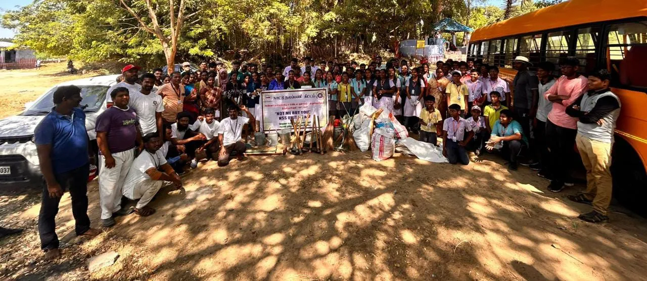 தூய்மைப் பணியில் ஈடுபட்ட மாணவ- மாணவியர்<br />
