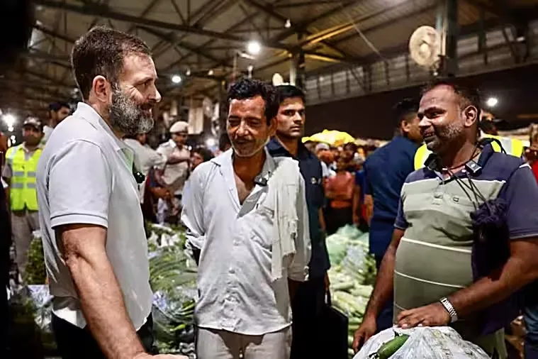 டெல்லி காய்கறி சந்தை வியாபாரியுடன் கலந்துரையாடிய ராகுல் காந்தி<br />
