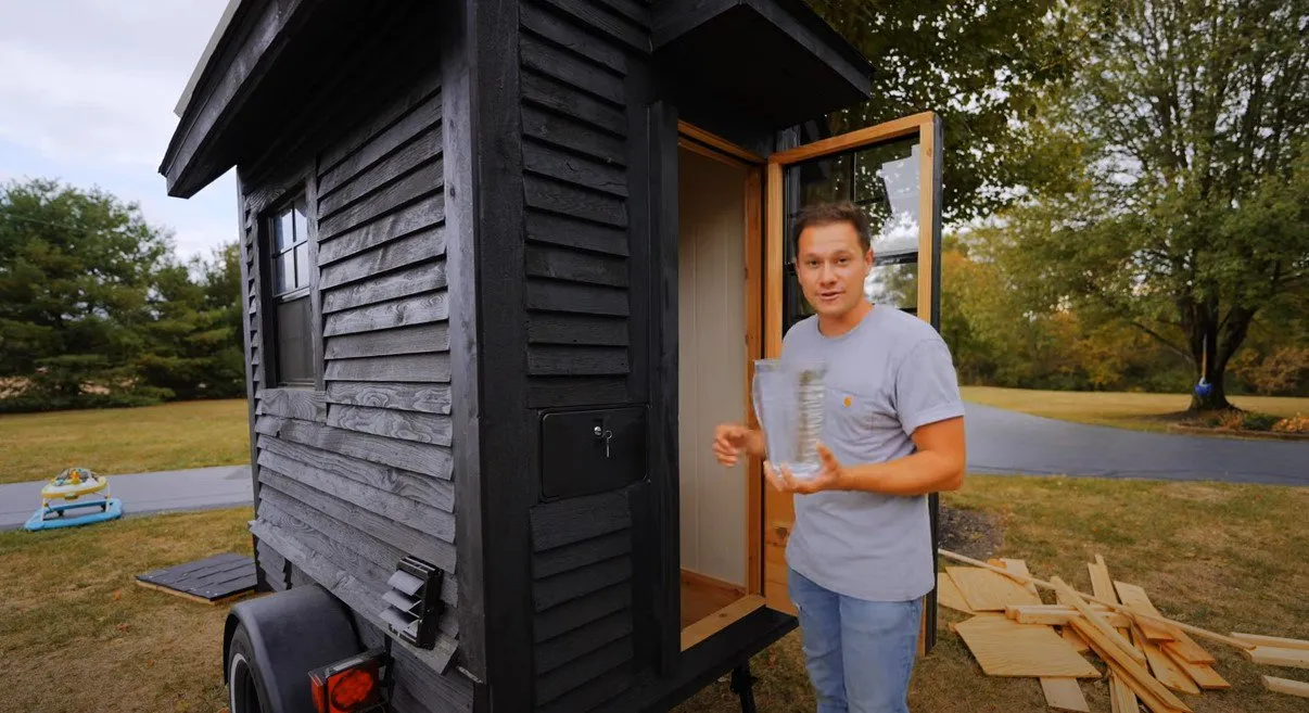 Man builds world's smallest tiny home measuring just 19.46 sq ft — but the  shower is outside | Metro News