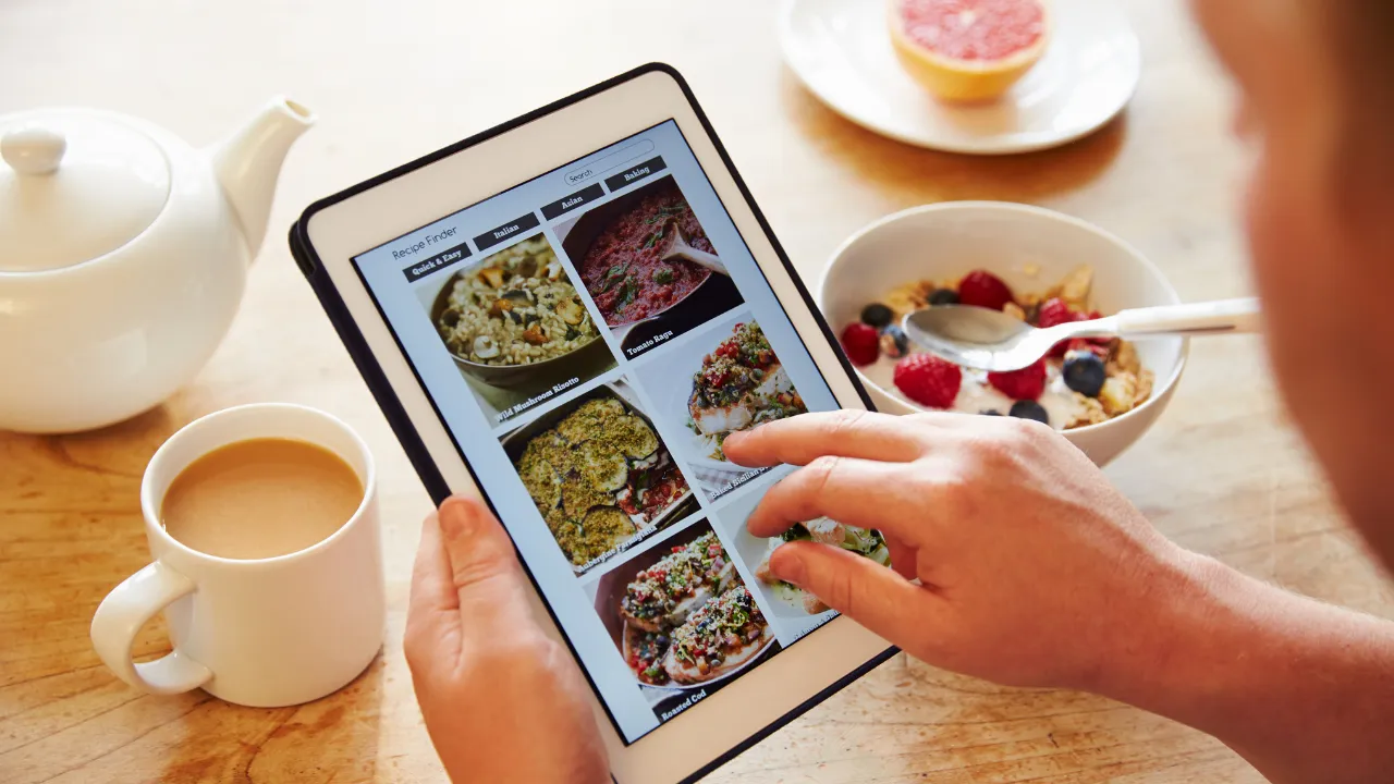 Hotel & Restaurant Booking App to make money with mobile