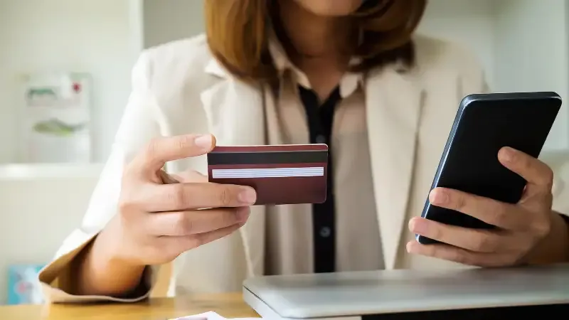 Banks which are available in India like HDFC, SBI, ICICI Bank, American Express and others, e + tailers enter into strategic collaborations. They extend their consumer's special bonuses and financial advantages. Due to this reason, many customers are attracted to these online sales.