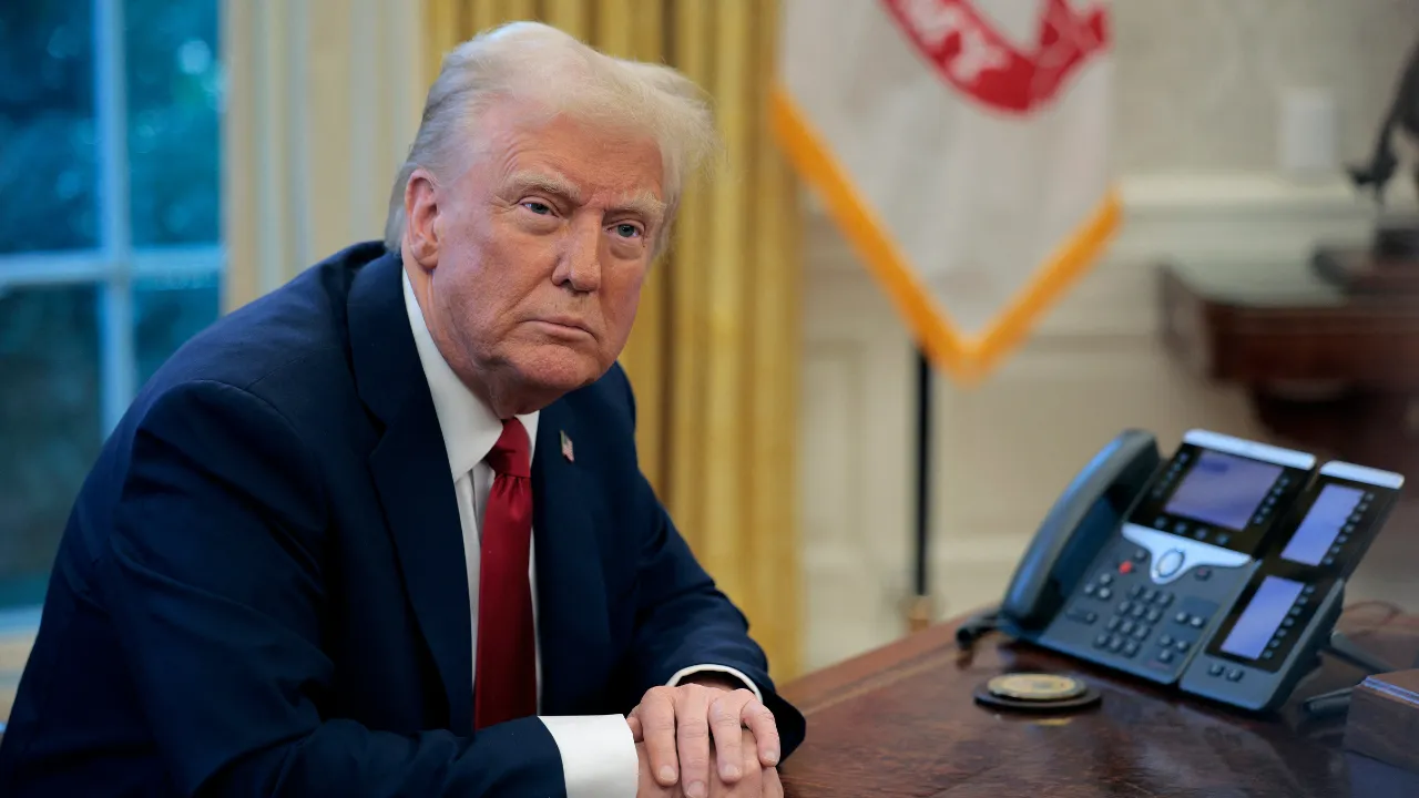  U.S. President Donald Trump talks to reporters from the Resolute Desk after signing an executive order to appoint the deputy administrator of the Federal Aviation Administration in the Oval Office at the White House on January 30, 2025 in Washington, DC. Photograph: (AFP) 