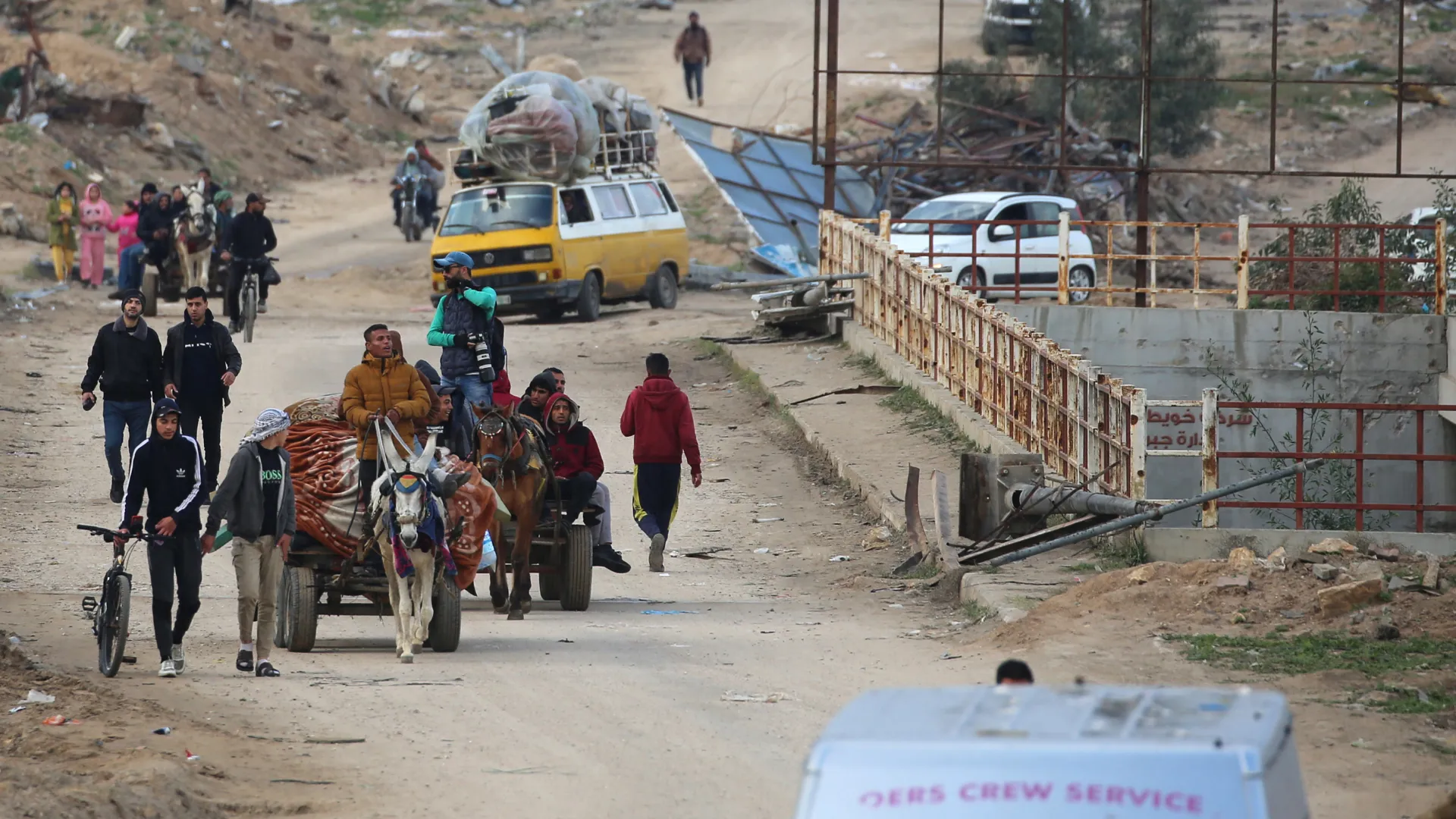  Following the withdrawal, hundreds of Palestinians, using cars and carts loaded with mattresses and other belongings, began making their way back to northern Gaza. Photograph: (AFP) 