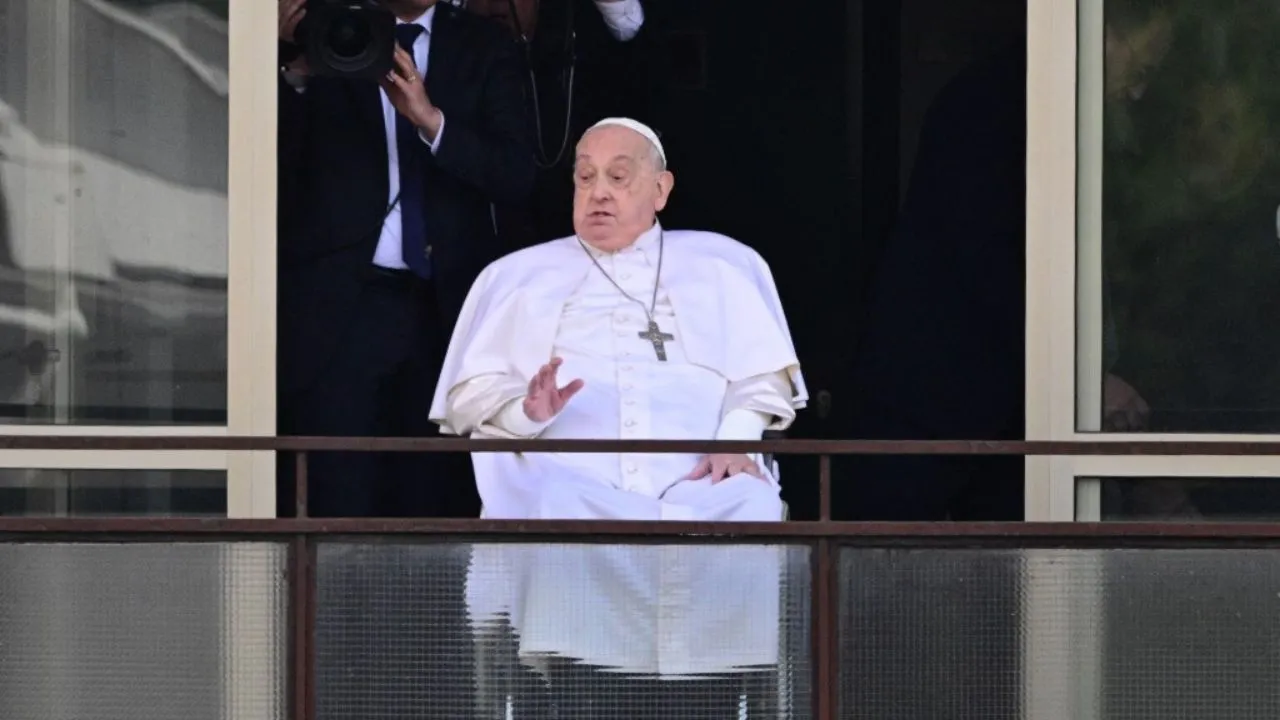  Pope Francis waves from a window of the Gemelli hospital before to be discharge after a five weeks hospitalization for pneumonia, in Rome on March 23, 2025. Photograph: (AFP) 