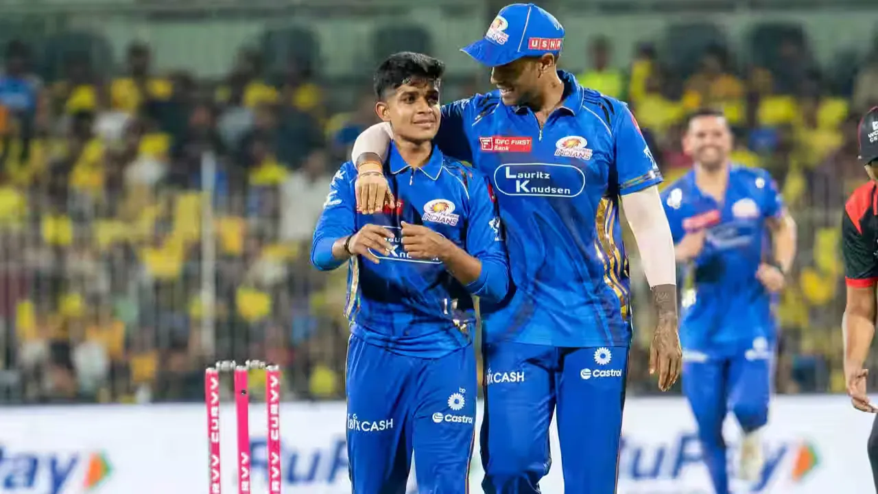  Vignesh Puthur with Suryakumar Yadav Photograph: (IPLT20) 