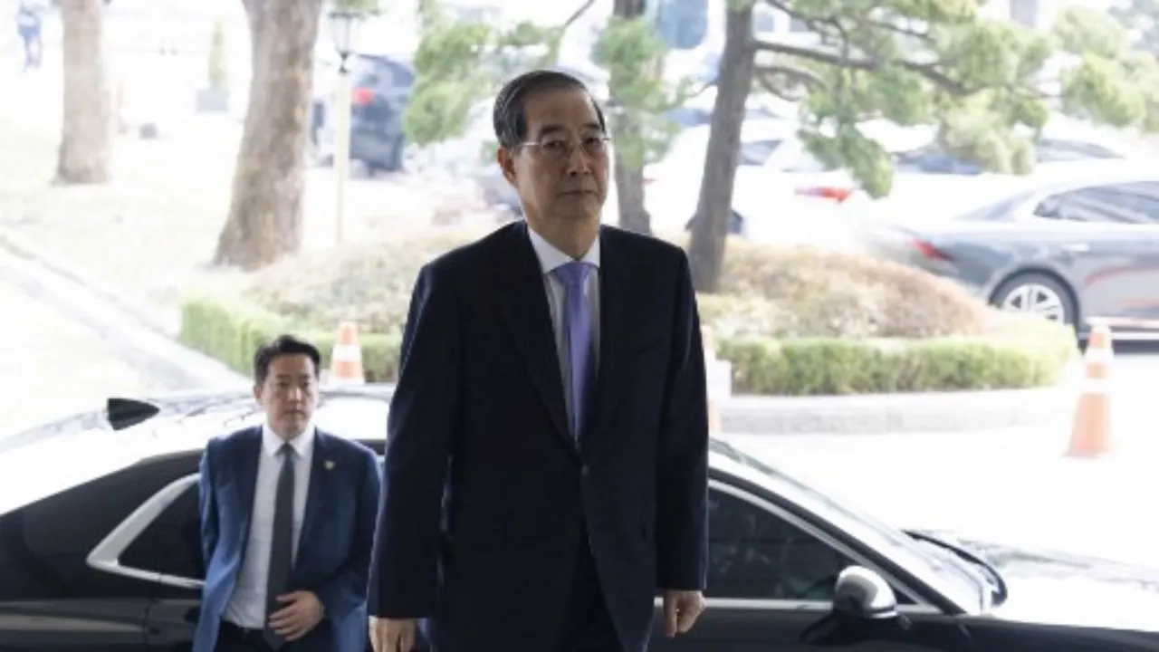  South Korea's Han Duck-soo arrives at the Government Complex in Seoul on March 24, 2025, after the Constitutional Court dismissed his impeachment.  Photograph: (AFP) 
