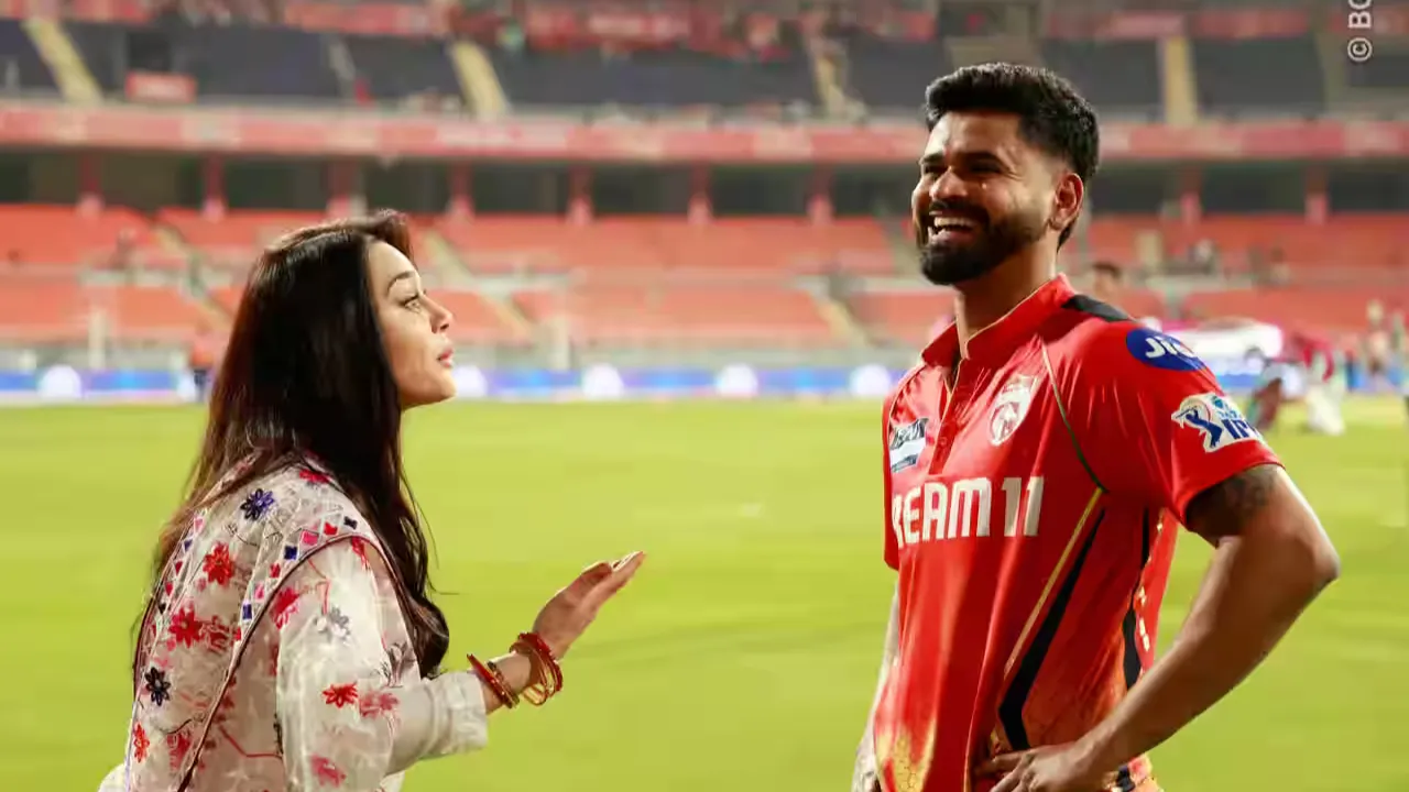  Shreyas Iyer with Preity Zinta Photograph: (IPLT20) 