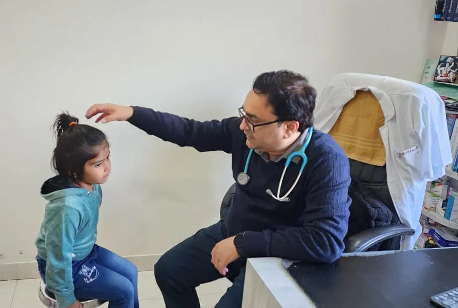 बच्ची का चिकित्सकीय परीक्षण करते बाल रोग विशेषज्ञ डॉ गौरव मिश्र