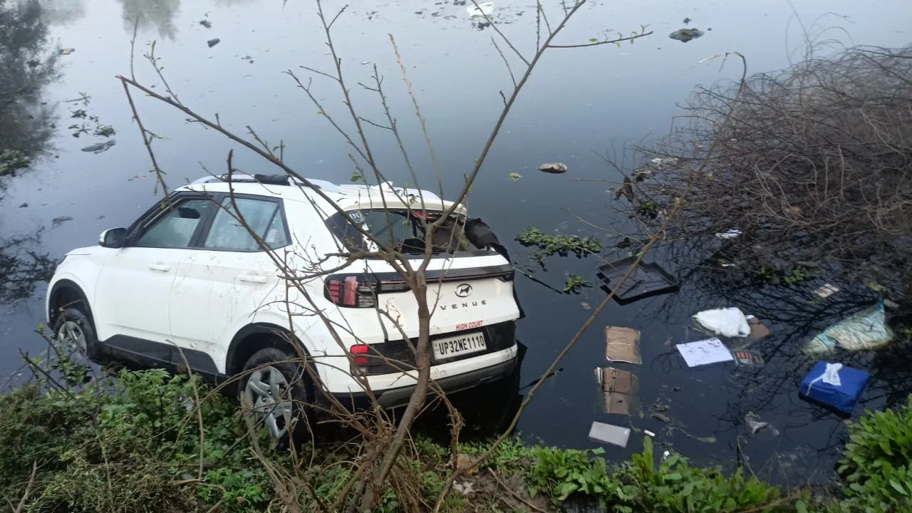 दमकल की गाड़ियों ने कार को किनारे किया