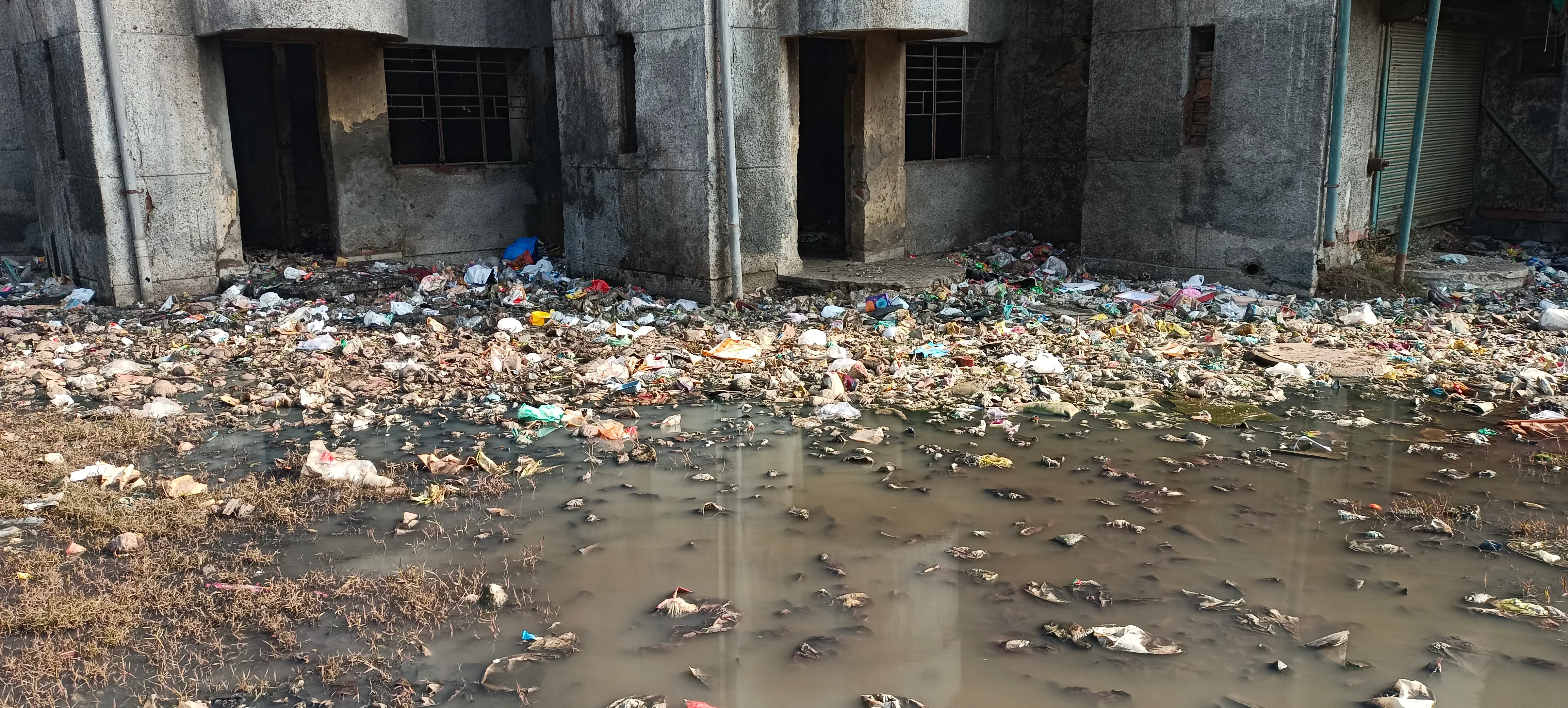 गंगोत्री अपार्टमेंट की गंदगी