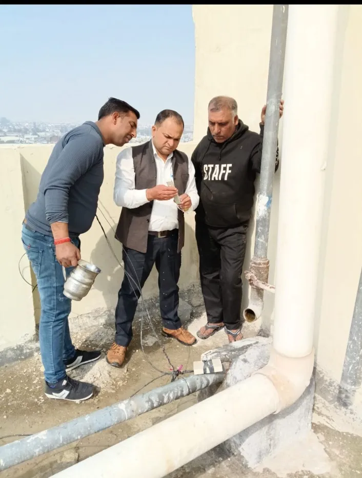 पानी के  जांच करते अधिकारी 