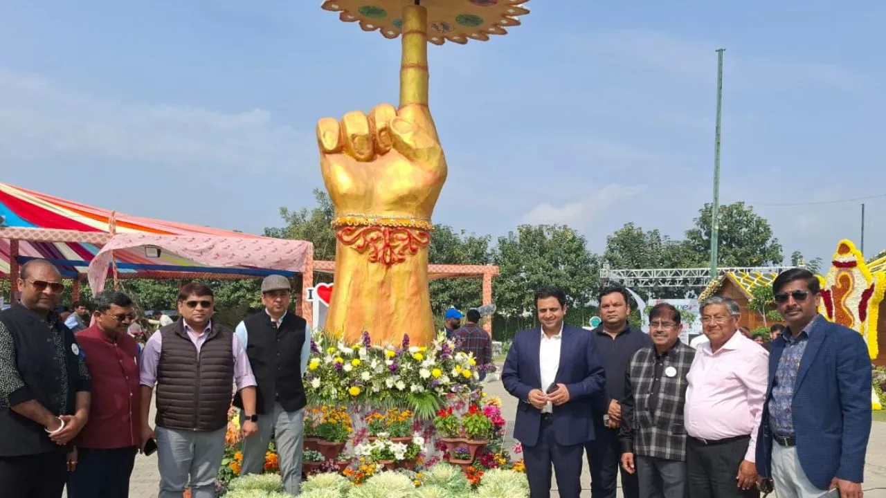 महाकुंभ और रामायण से जुड़ी बनाई गईं कलाकृतियां