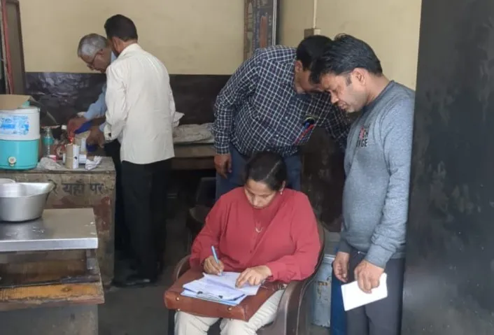 खाद्य विभाग की टीम ने लिए नमूने