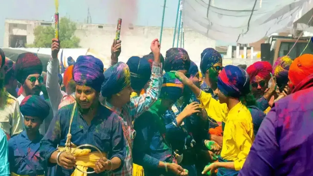 HOLI HOLA MOHALLA