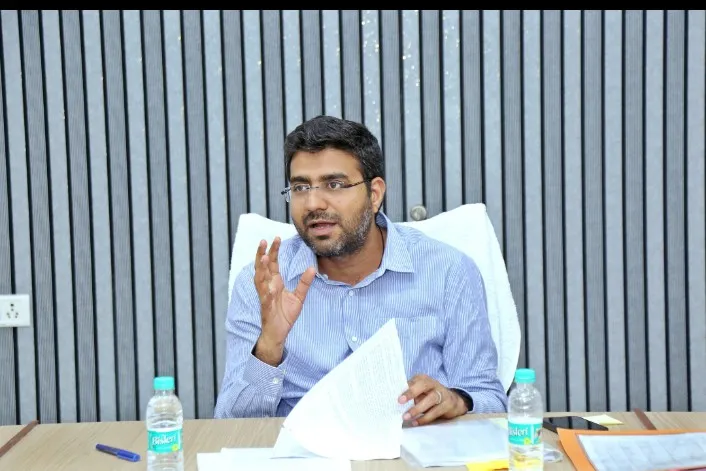 जिलाधिकारी दीपक मीणा