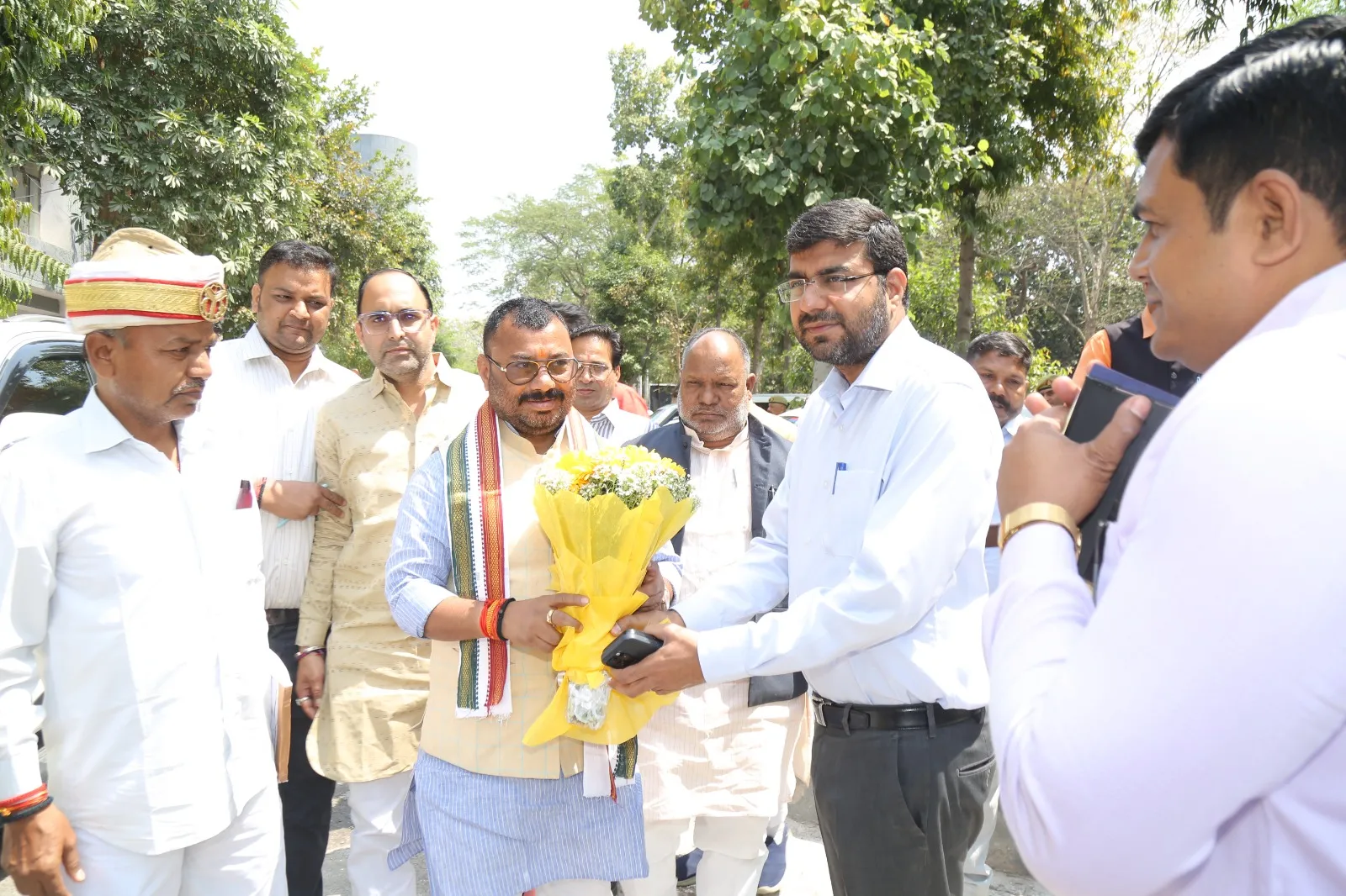 जिलाधिकारी ने किया स्वागत
