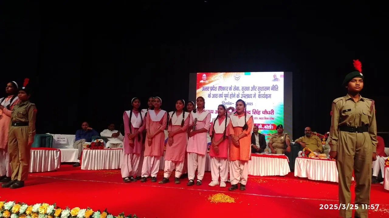 स्वागत गीत प्रस्तुत करती जीजीआईसी की छात्राएं
