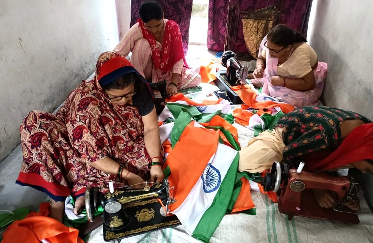 झंडे बनातीं स्वयं सहायता समूह की महिलाएं। 