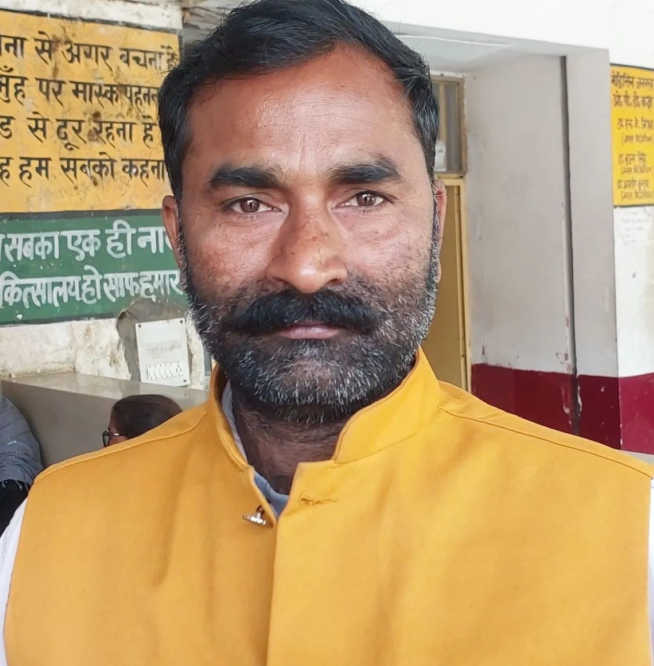 छजलैट थाना क्षेत्र के रवाना गांव के रहने वाले ऋषिपाल ने बताया कि बहुत दिनों से पैर सुन्न हो जाता है। एमआरआई कराने आया था लेकिन यहां तो ताला लटका पड़ा है। सरकारी अस्पताल में भवन तो बना है लेकिन यहां कोई जांच समय पर नहीं होती है।
