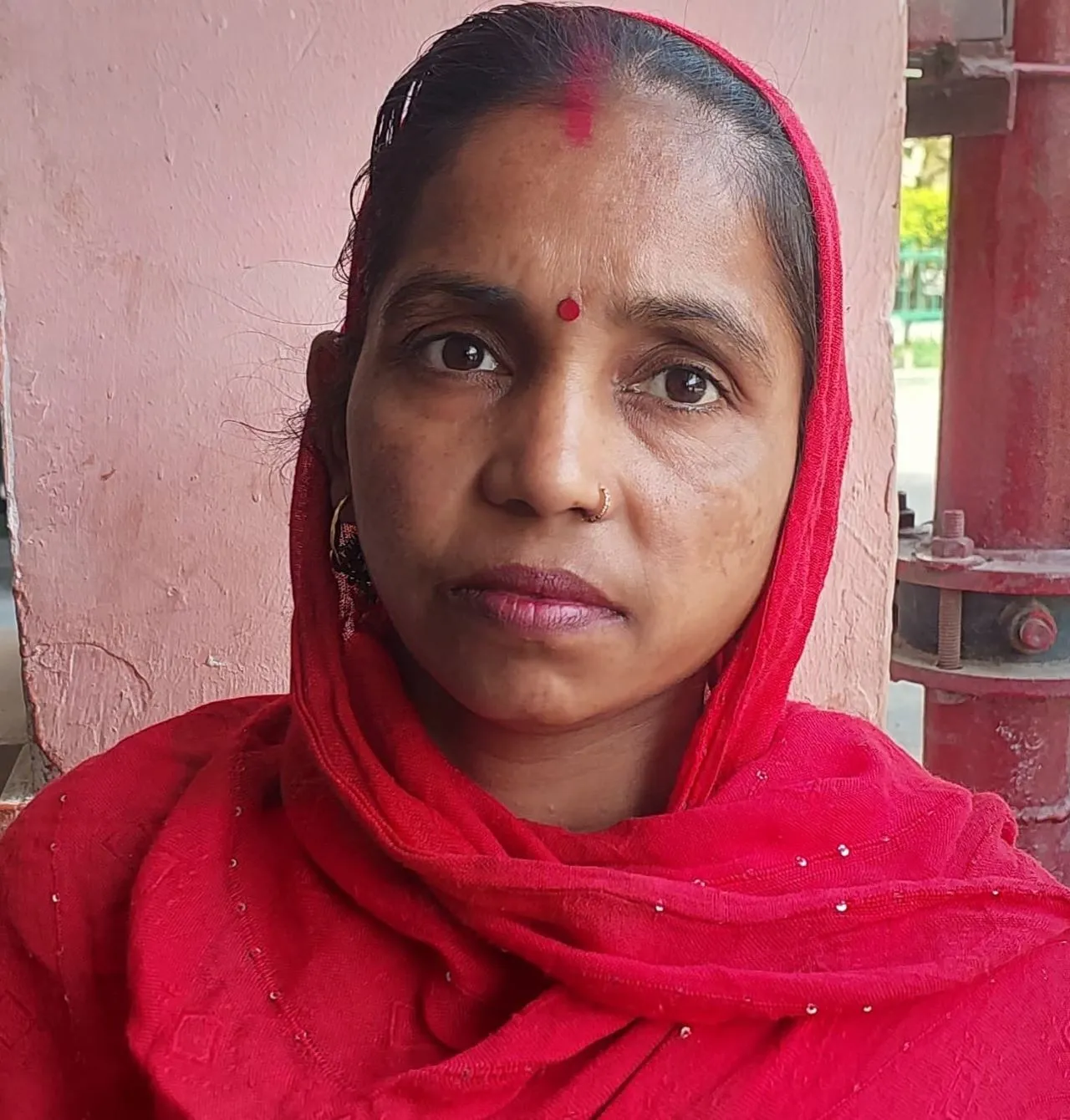 वहीं अस्पताल में पहुंची मुगलपुरा की रहने वाली राधा ने बताया कि यहां अपनी जांच कराने आई थी। सिर में दर्द रहता है, डॉक्टर ने देवी दवाई दी है कोई आराम नहीं हो रहा है।एमआरआई करानी पड़ेगी लेकिन इतने पैसे नहीं हो पाते कि इतनी महंगी जांच कराई जा सके।