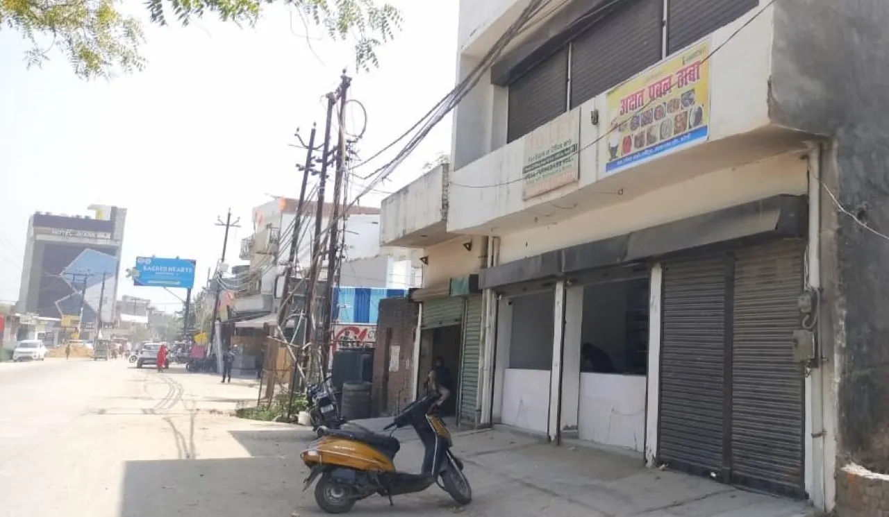 तुलाशेरपुर में खुली शराब की दुकान। 