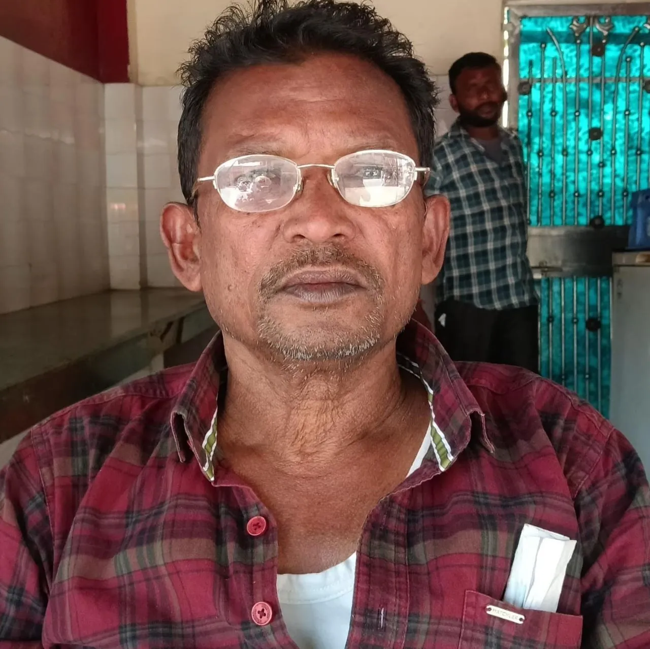 दुकानदार सचिन का कहना है कि हमारे यहां मुर्गा और बकरे का मीट मिलता है लेकिन नवरात्रि के चलते कुछ भी नहीं बिक रहा 