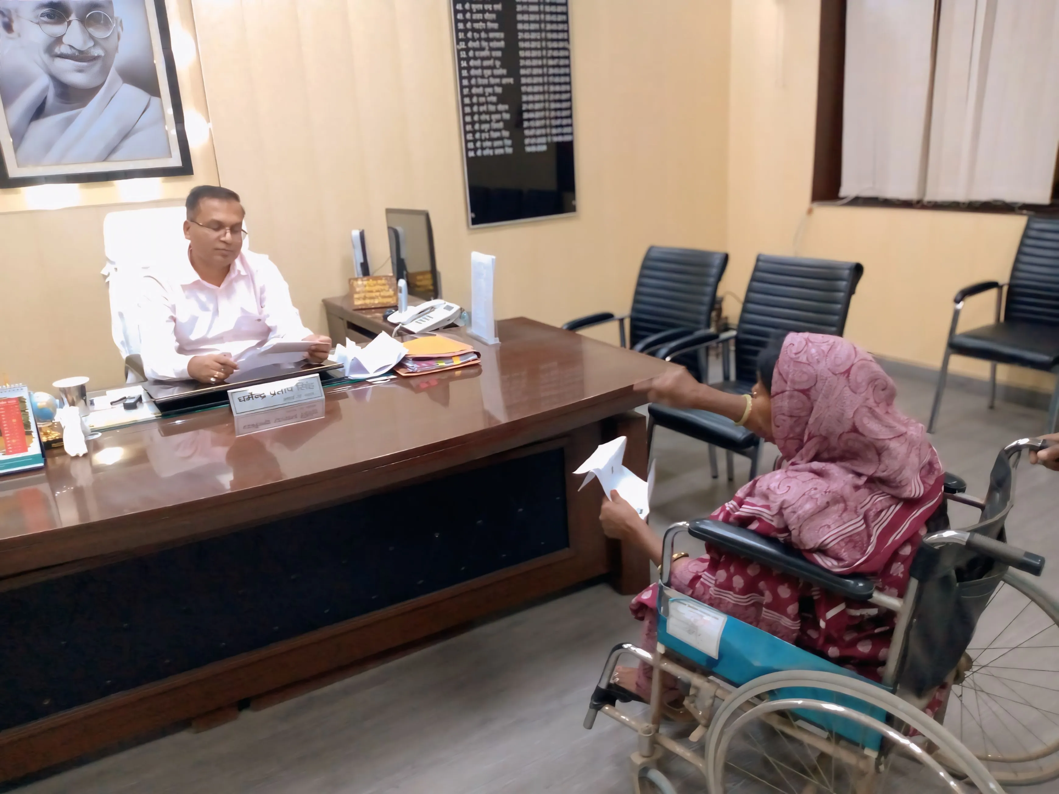 किताब विक्रेताओं की मनमानी पर रोक