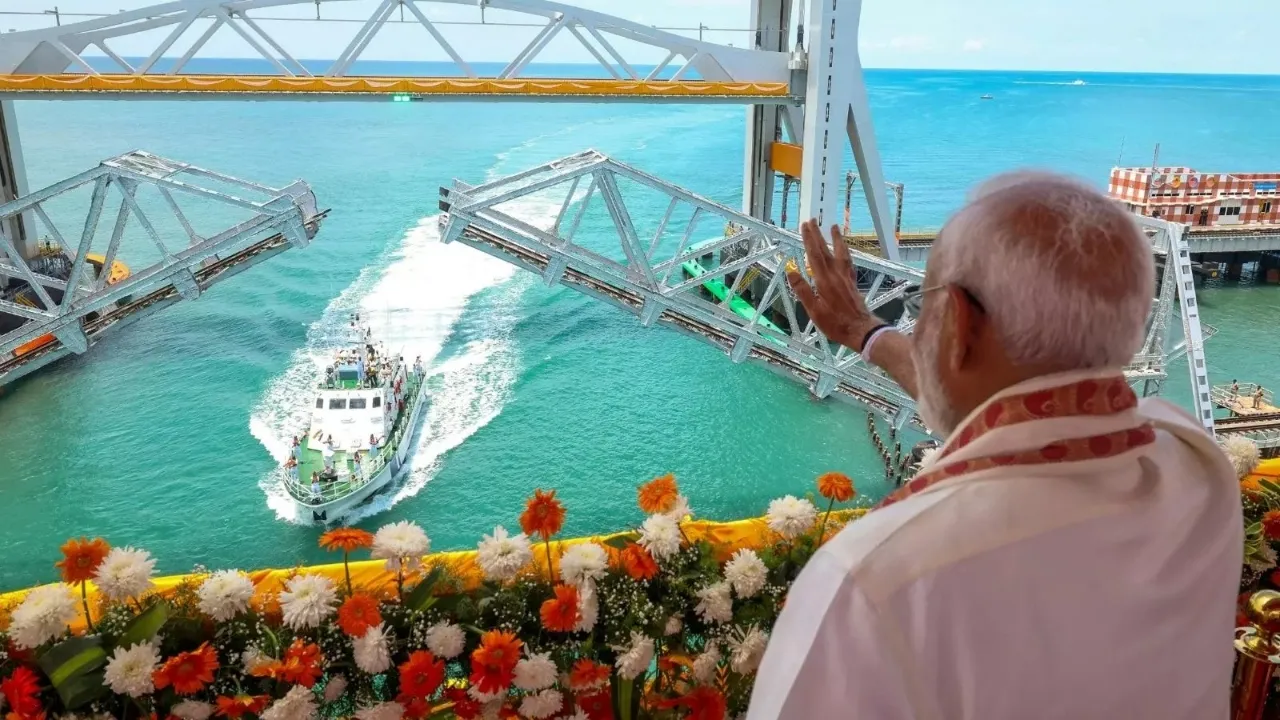 प्रधानमंत्री नरेंद्र मोदी ने रामेश्वरम द्वीप से एक कोस्ट गार्ड जहाज को भी रवाना किया। 