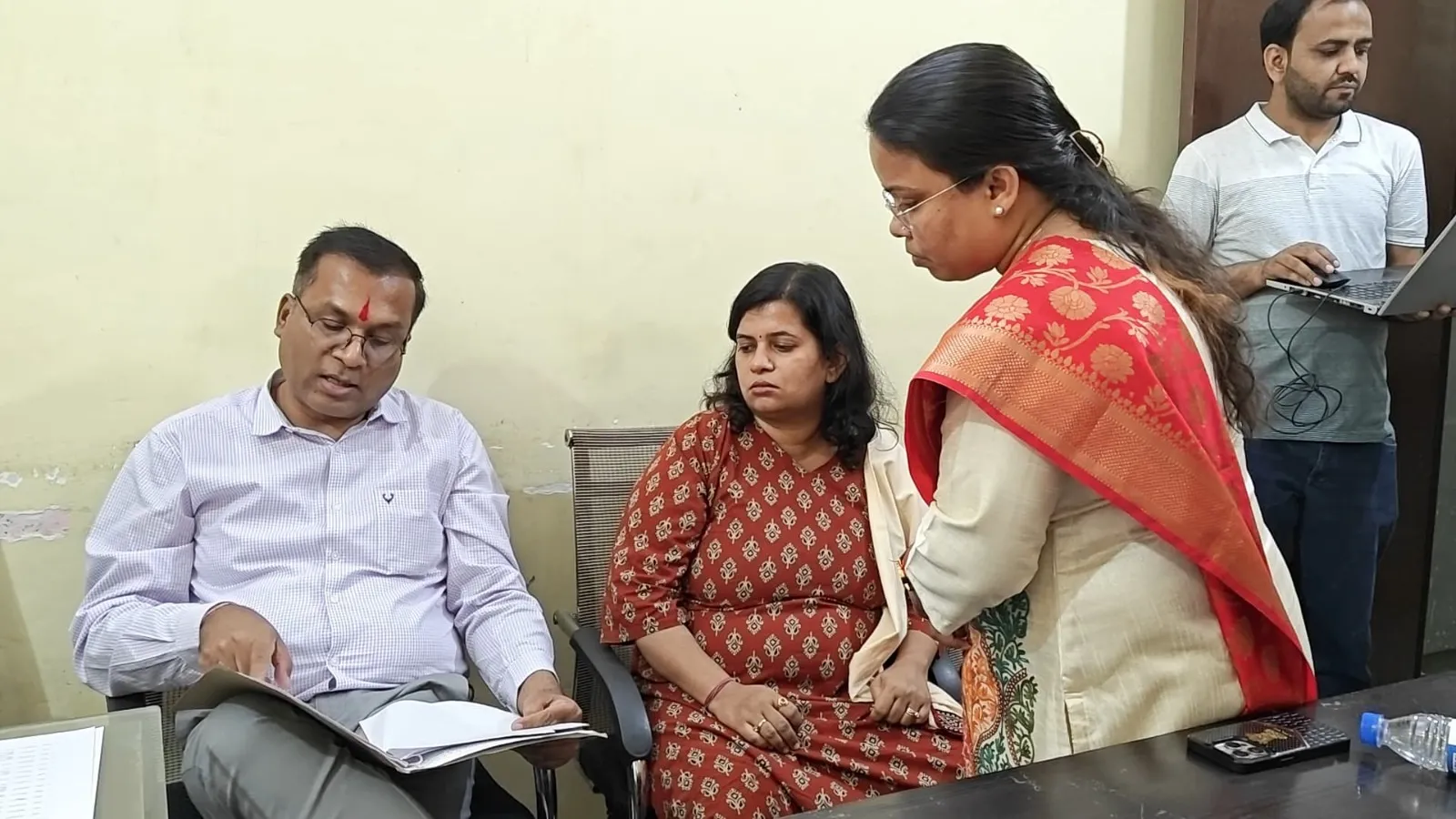 डीएम का शिक्षा विभाग मे छापा 
