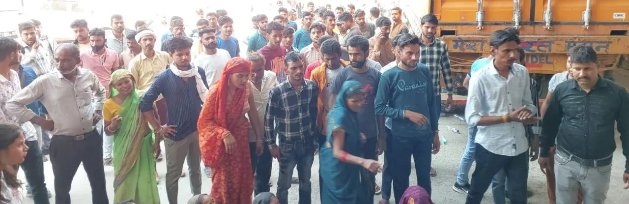 परिजनों ने बताया कि दीपक यहां पिछले चार साल से मुंशी का काम करता था। 